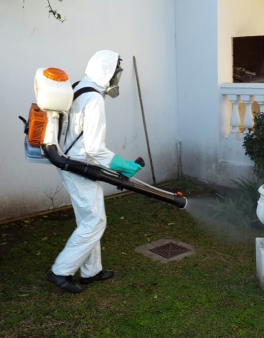Técnico de Global Desinfecciones fumigando con equipo de protección